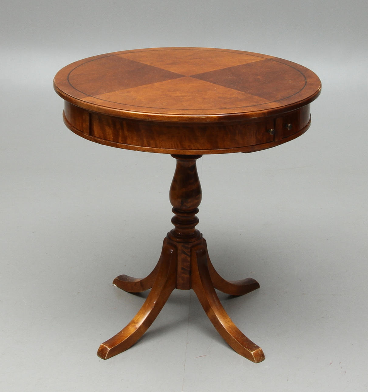 PELARBORD MED LÅDOR, 1900-tal.