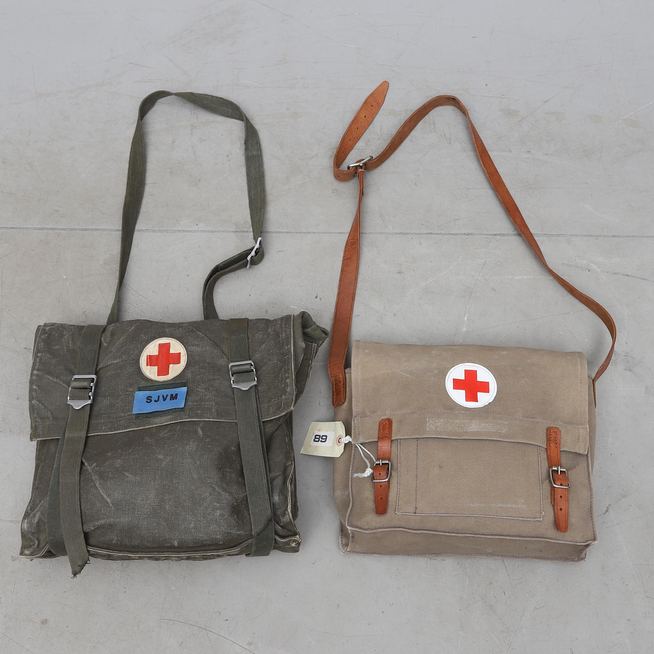 FÖRBANDSVÄSKOR, 2 st, väv/läder, 1900-tal.