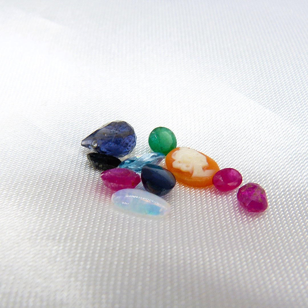 ASSORTED GEMSTONES PARCEL.
