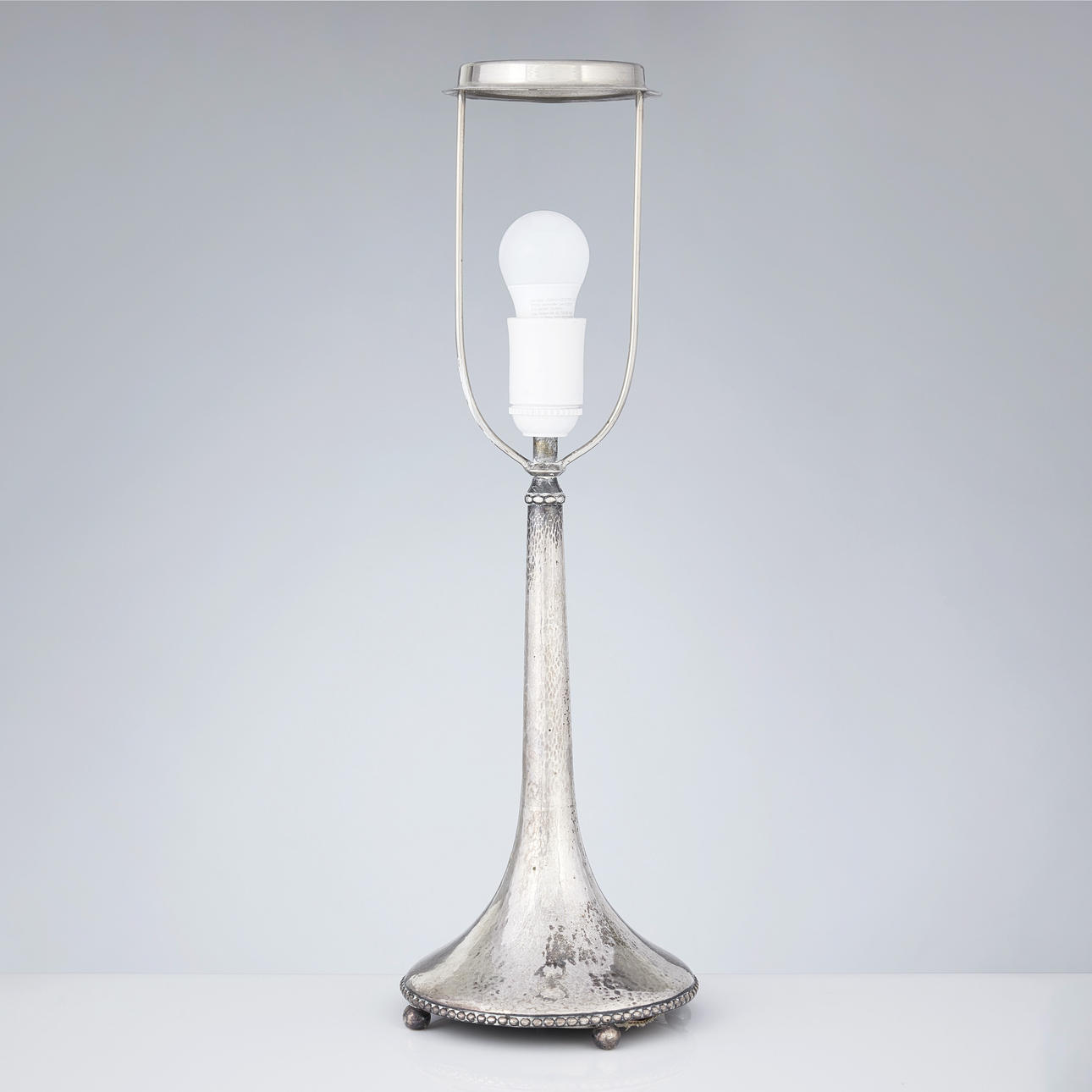 K. ANDERSSON. Lámpara de mesa plateada, Estocolmo 1923.