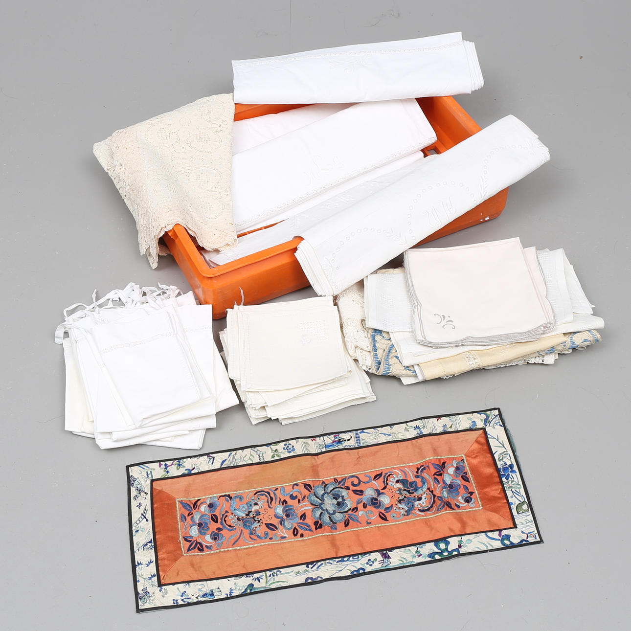 LAKAN, BARNÖRNGOTT, DUKAR, med spets och brodyr.