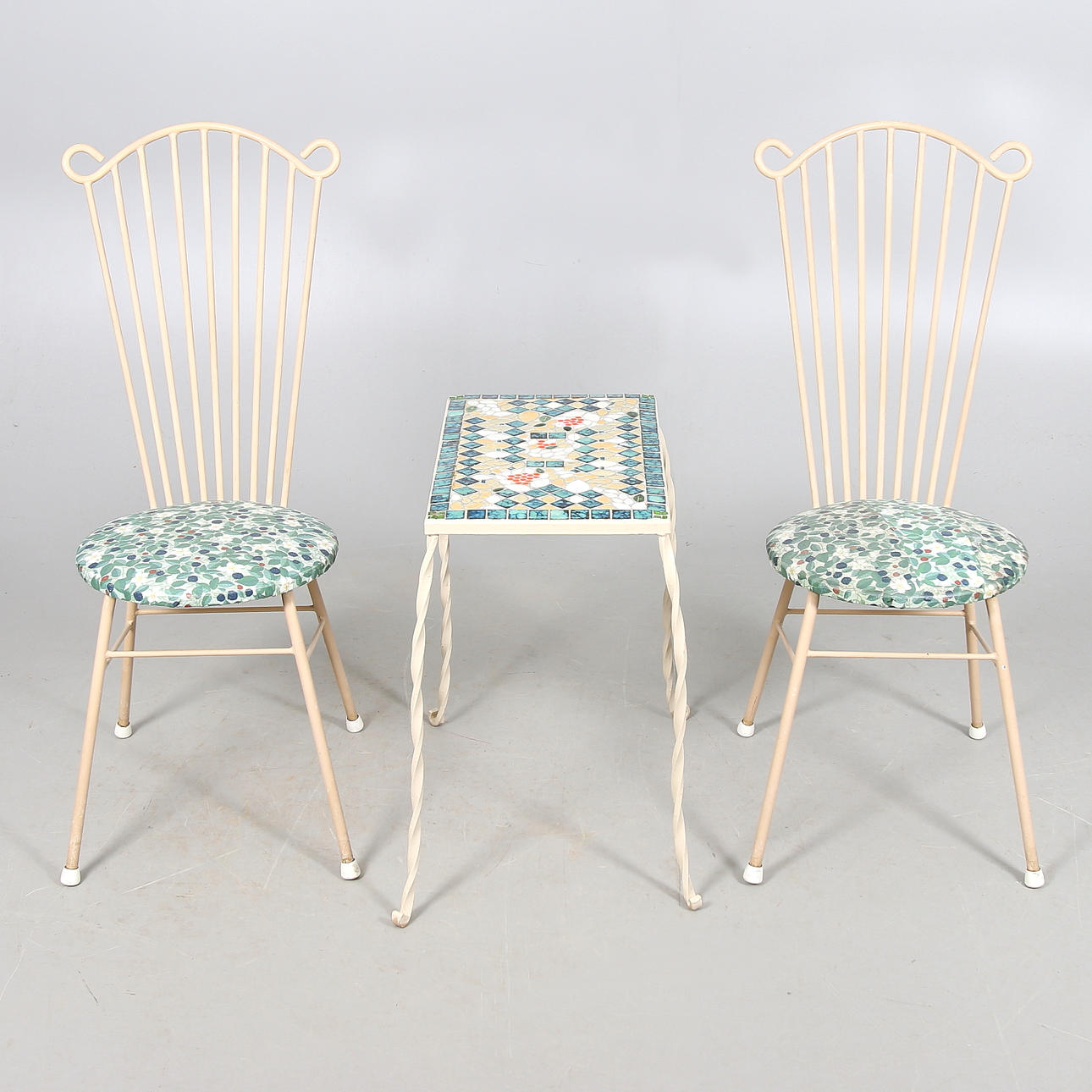 TRÄDGÅRDSBORD samt STOLAR, ett par, mosaik och metall, 1950-tal.