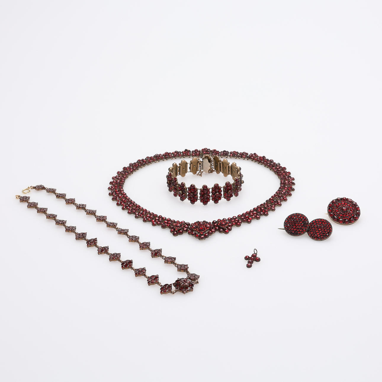 GRANAATTIKORUT, KUUSI KAPPALETTA.