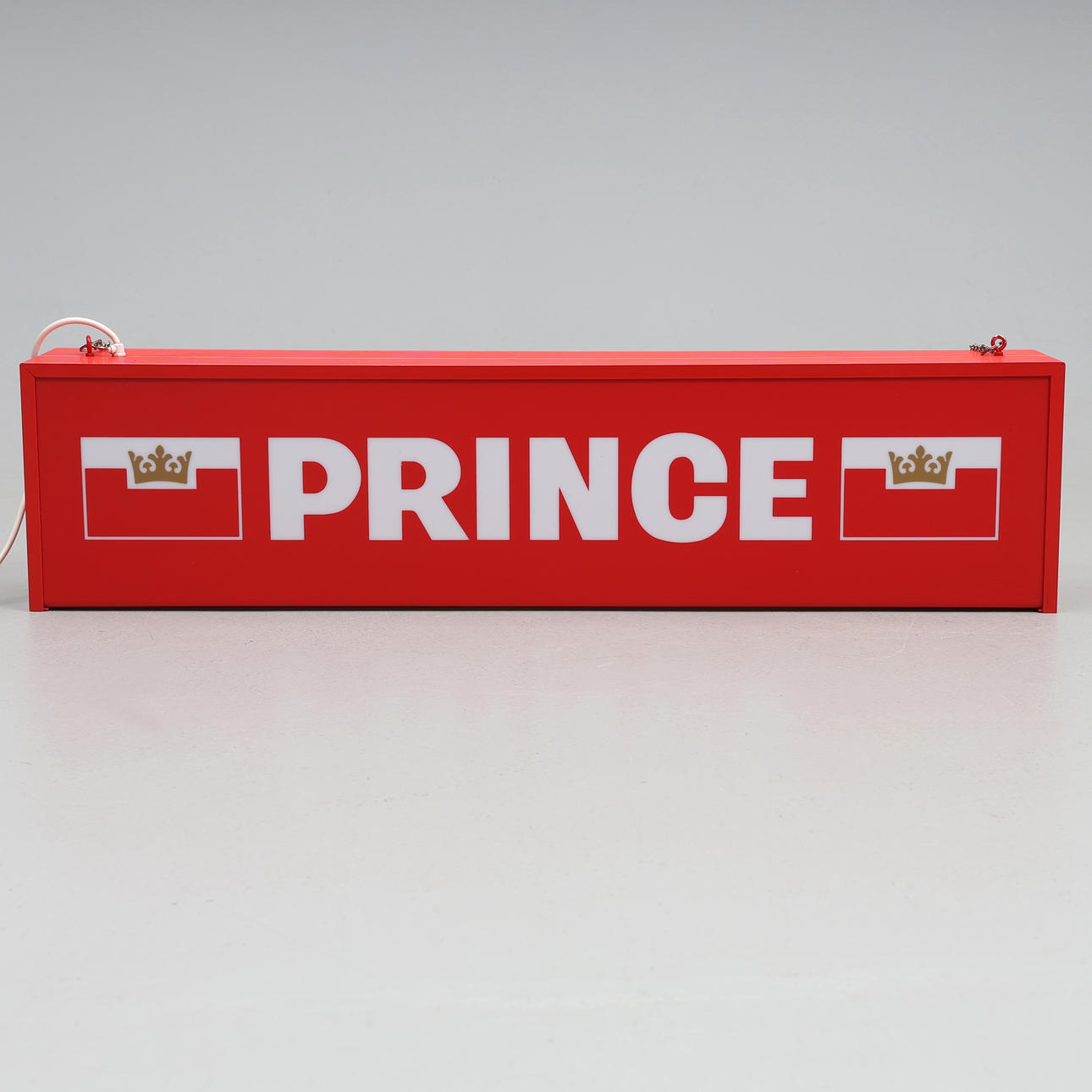 MAINOSKYLTTI. ”PRINCE”, valaistuksella.