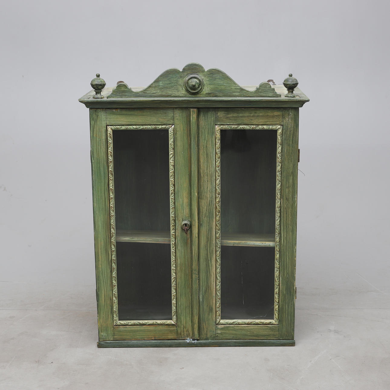 1900-luvun seinäkaappi.