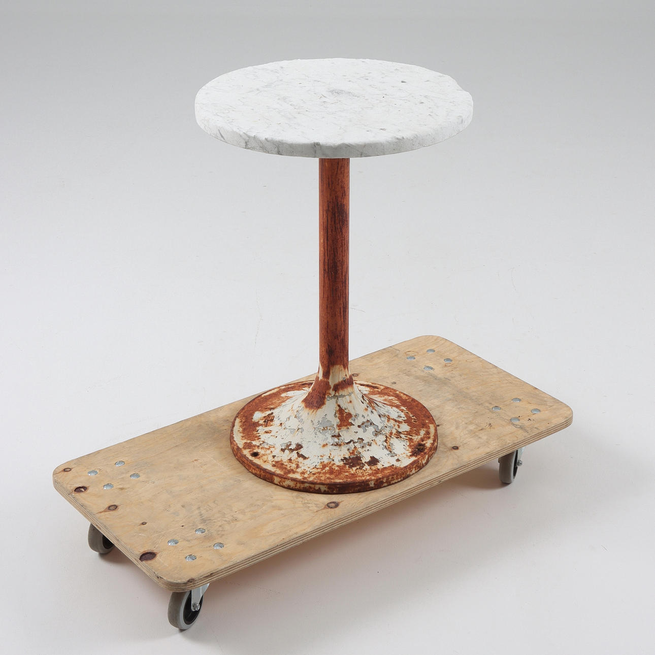 CAFÉBORD, metalfod med stenplade, 20. århundrede.