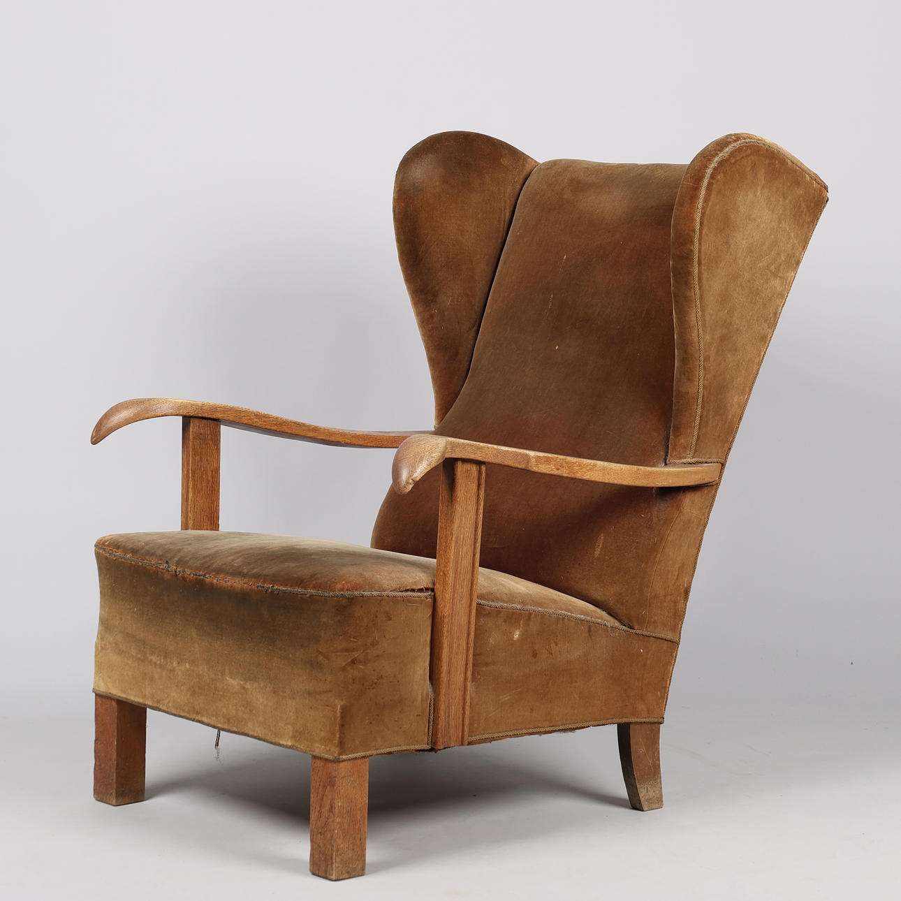 Øreklapstol/lænestol, velour og egetræ, dansk møbelproducent, Danmark, 1900-tallets midte.