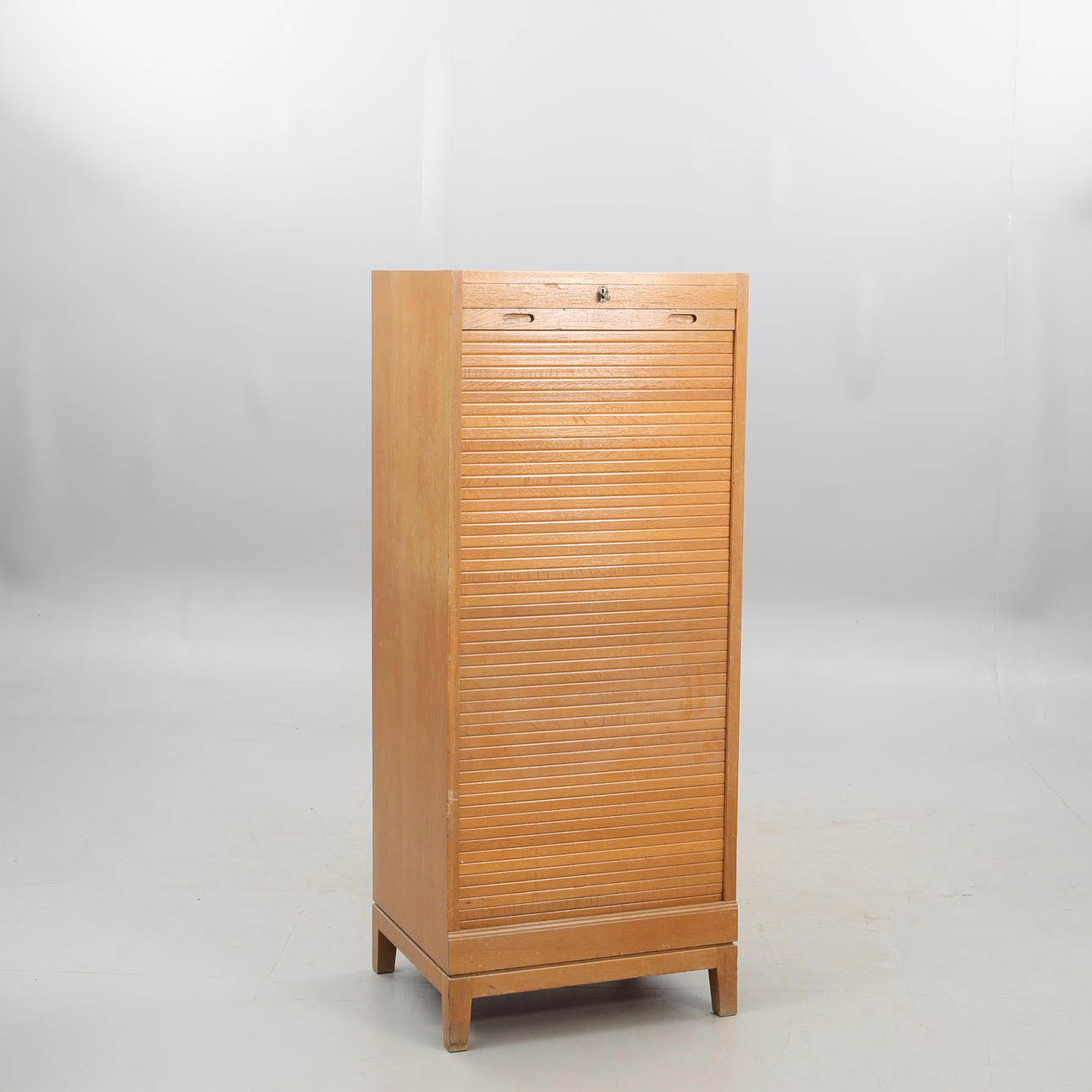 DOKUMENTSKAB, med persienner, eg.