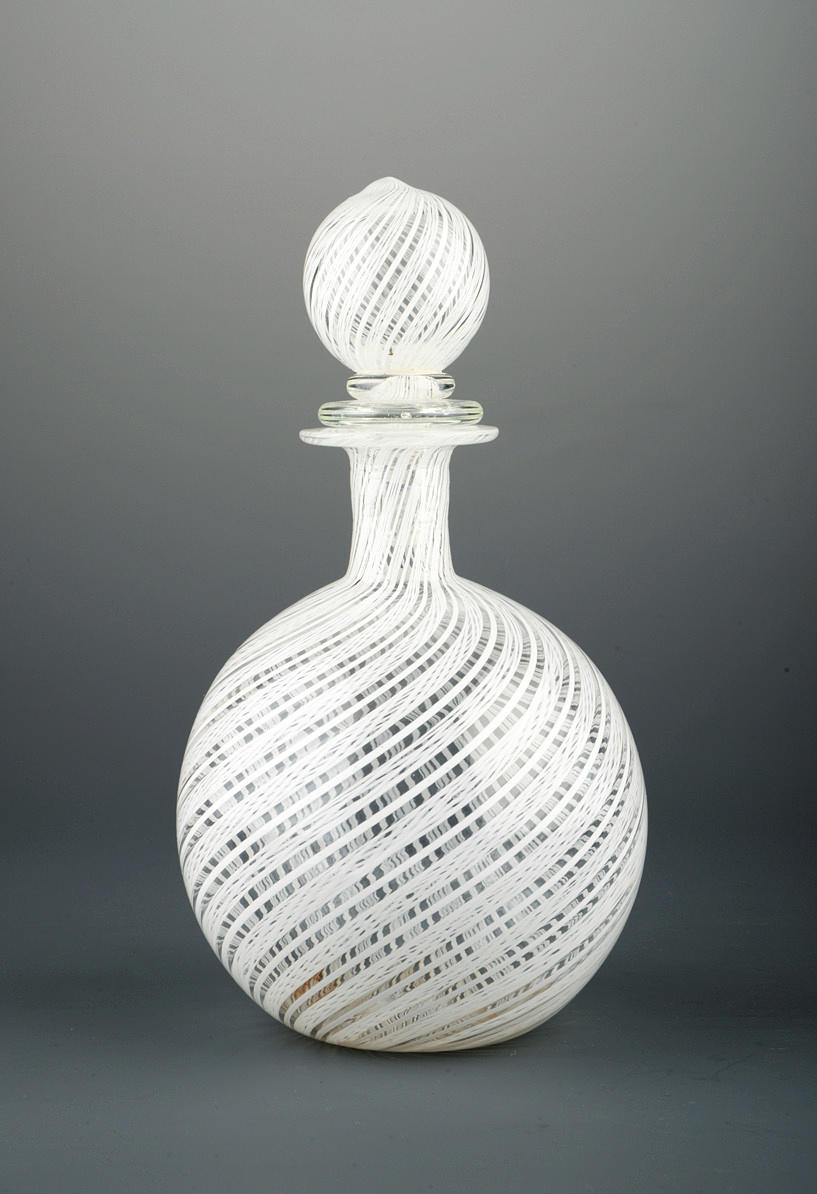 MURANO. TILLSKRIVEN. Bulbous flaska med tråddekoration i vitt.