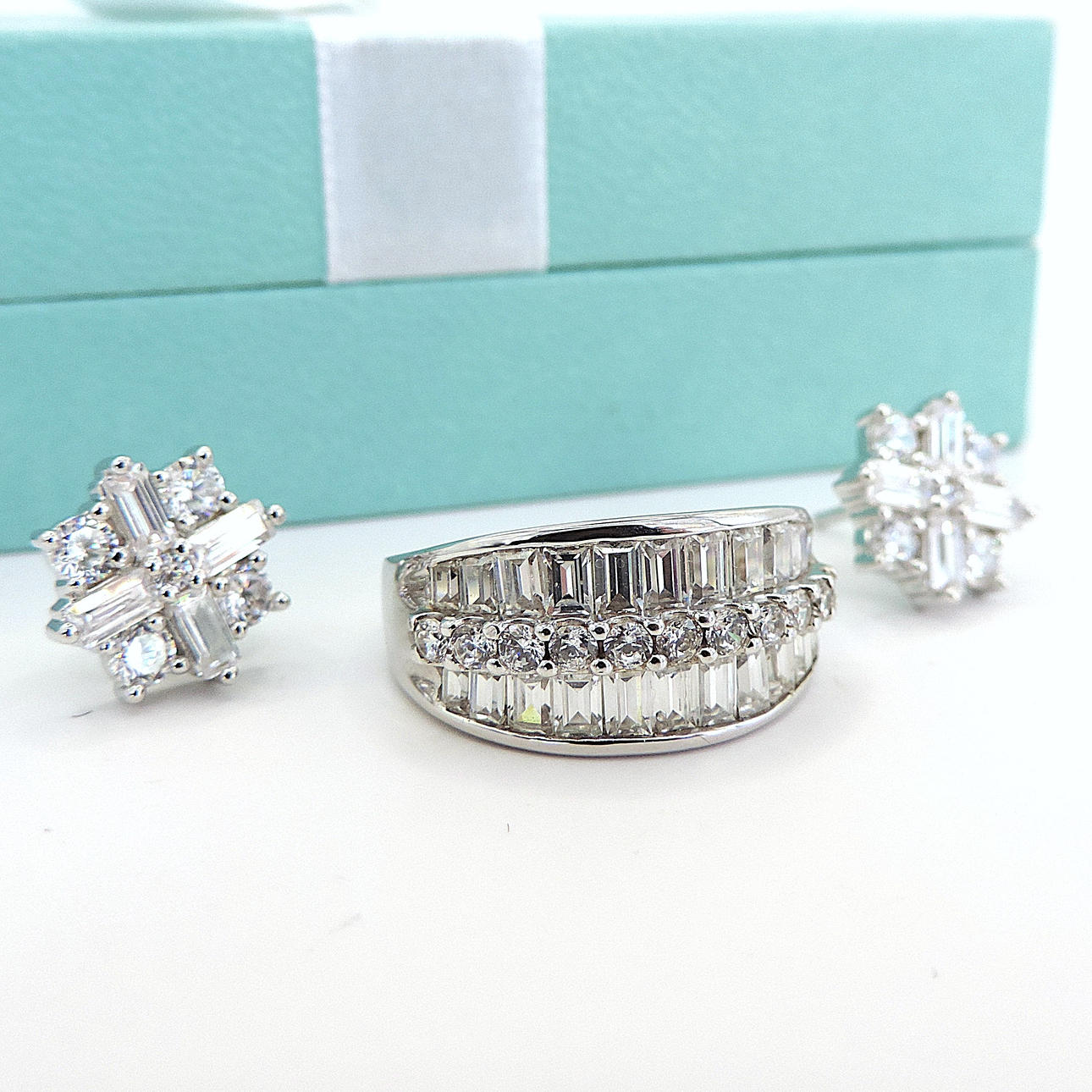 STERLING SILVER CUBIC ZIRCONIA RING & EARRINGS SET.