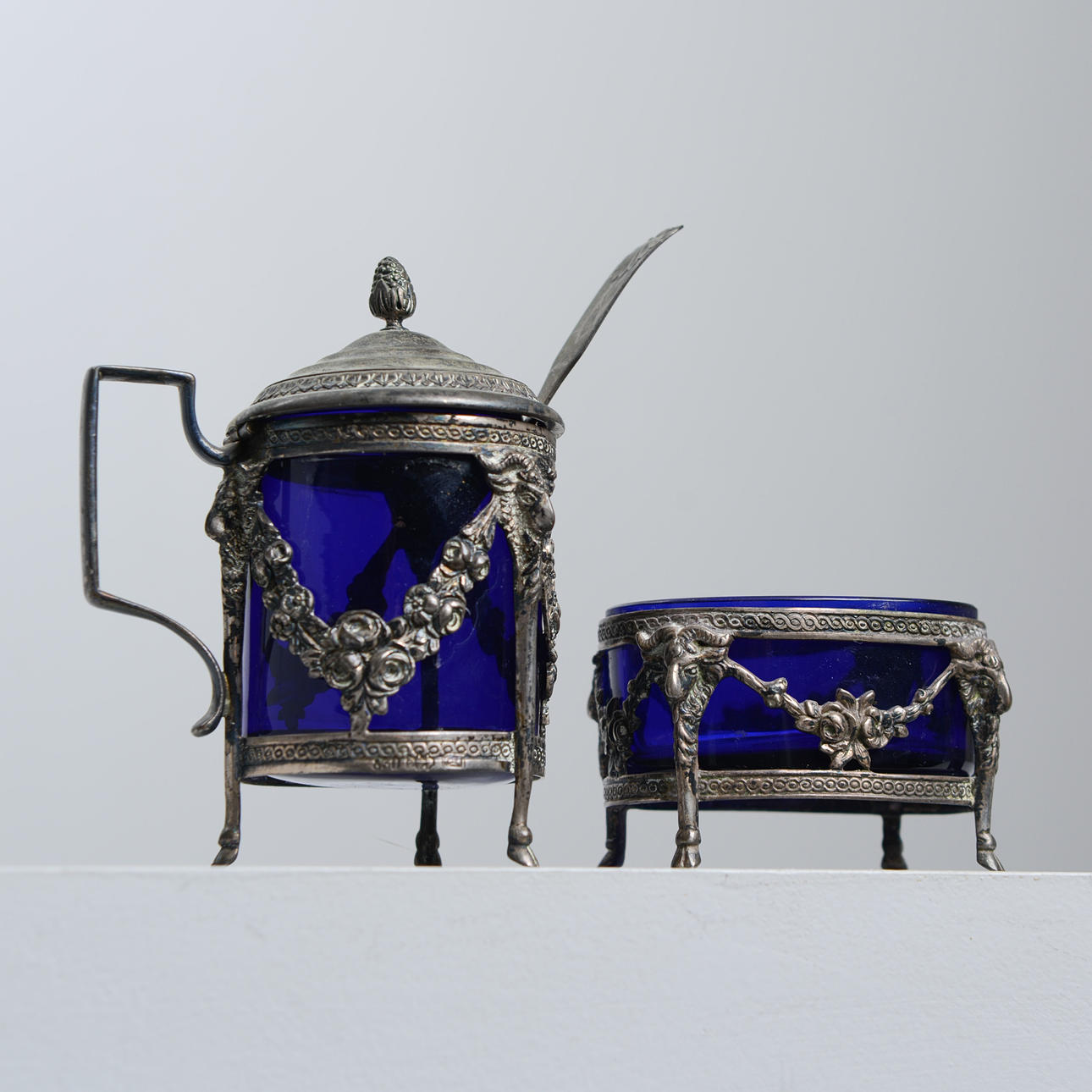 SALTJAR & SENNEP KRUS, sølv med glasindsats.