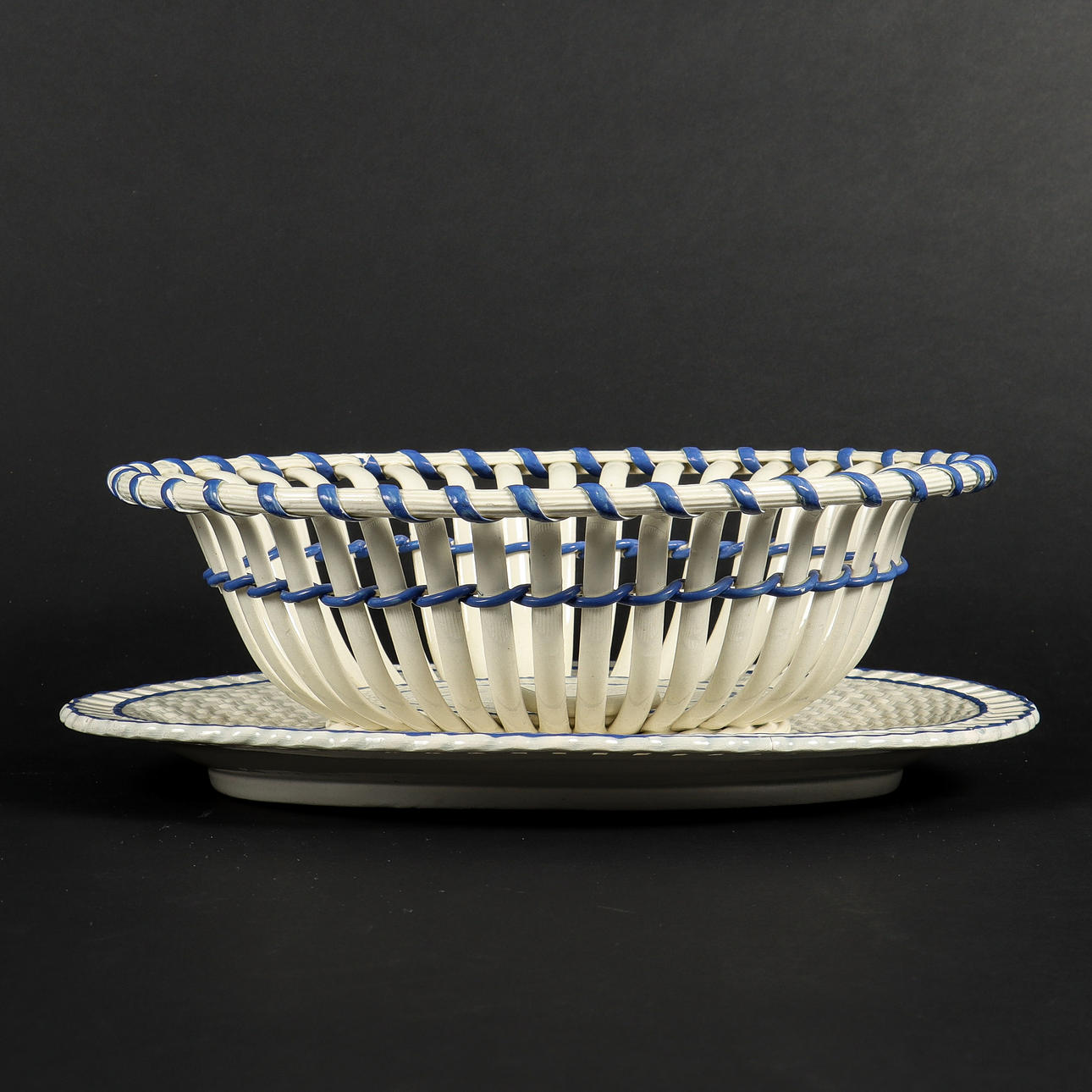 A flintware bowl, England, 19th century.