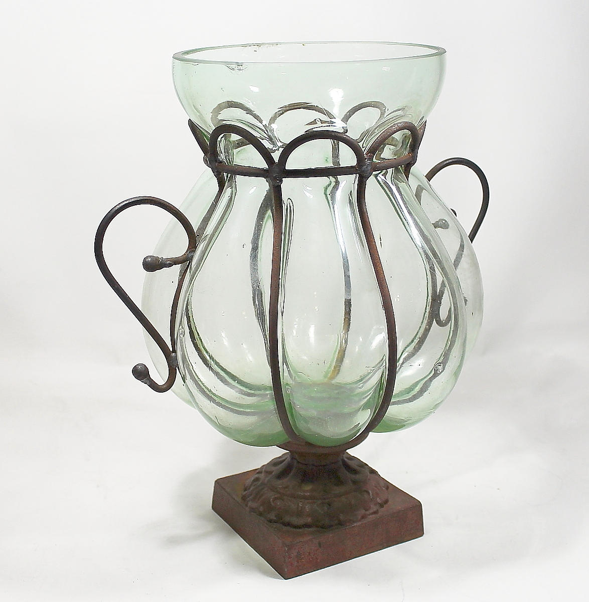 URNA, glas och järn.