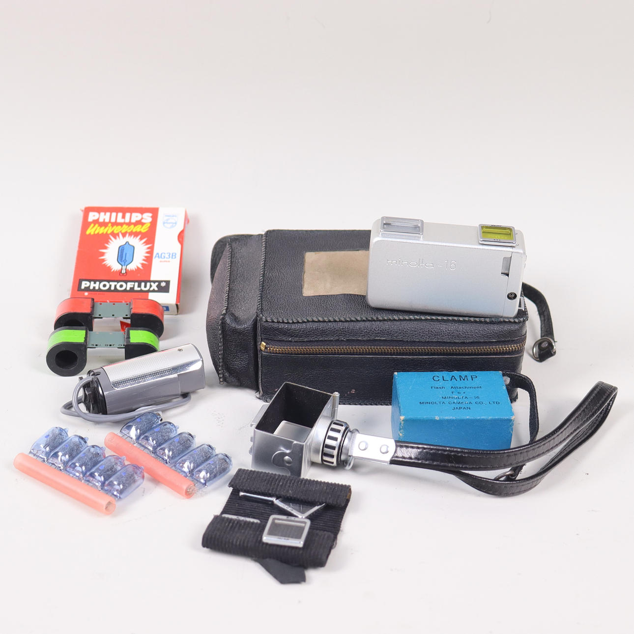 MINOLTA 16, minicámara espía con varios accesorios.