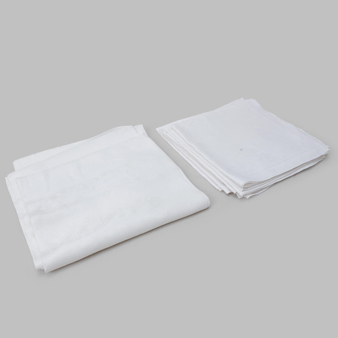 SIGNE SOHLMAN. tablecloth and napkins 11 pcs, “The Dragon Pattern”.