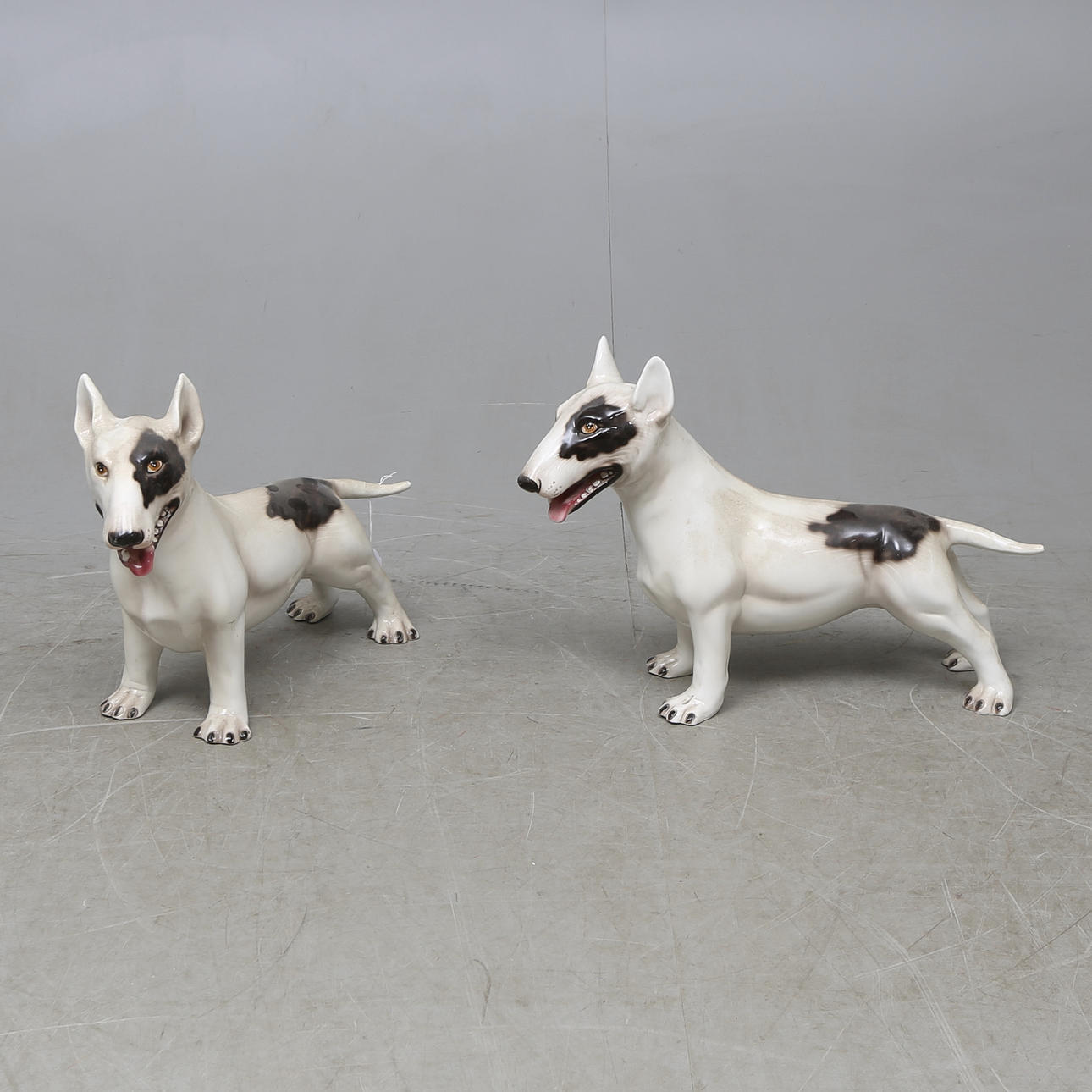 GOLVFIGURINER, ett par, 1900-talets andra hälft.