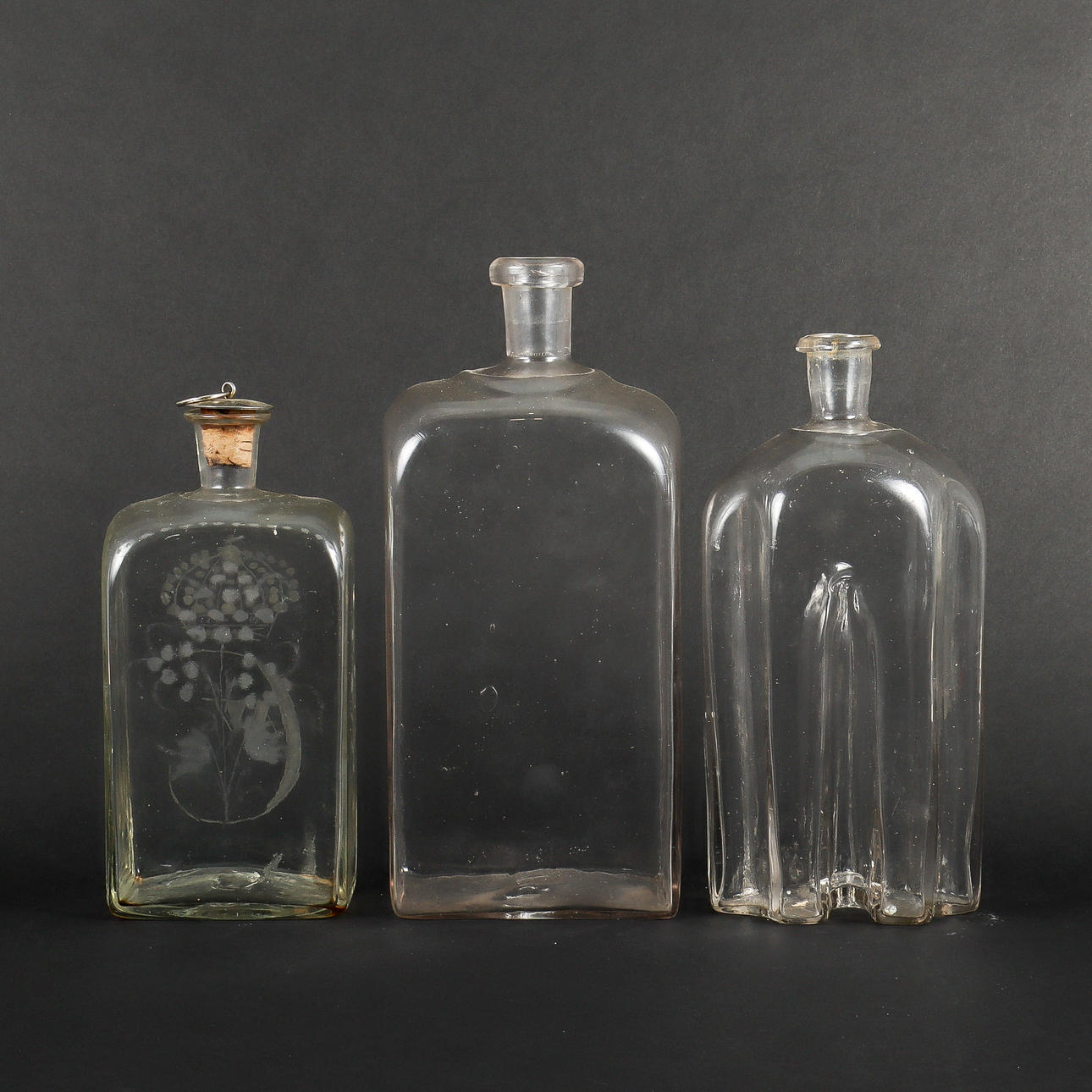 BRÄNNVINSFLASKOR 3 stycken, 1800-tal, blåsta.
