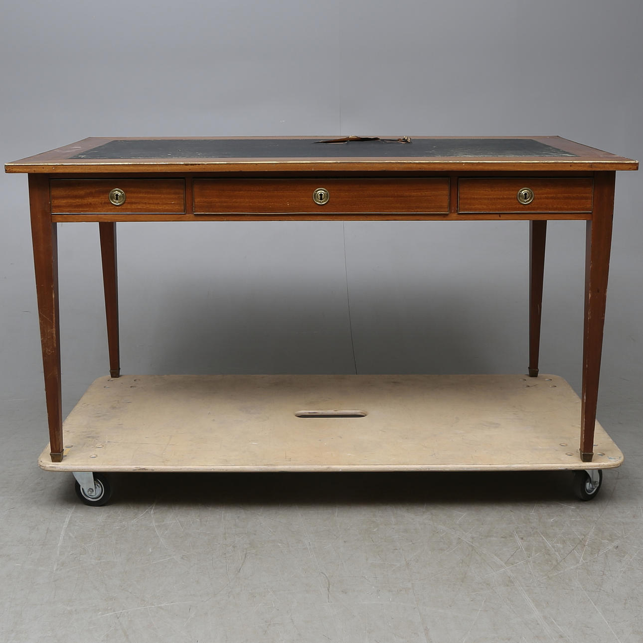 SKRIVBORD, sengustaviansk stil, 1900-tal.