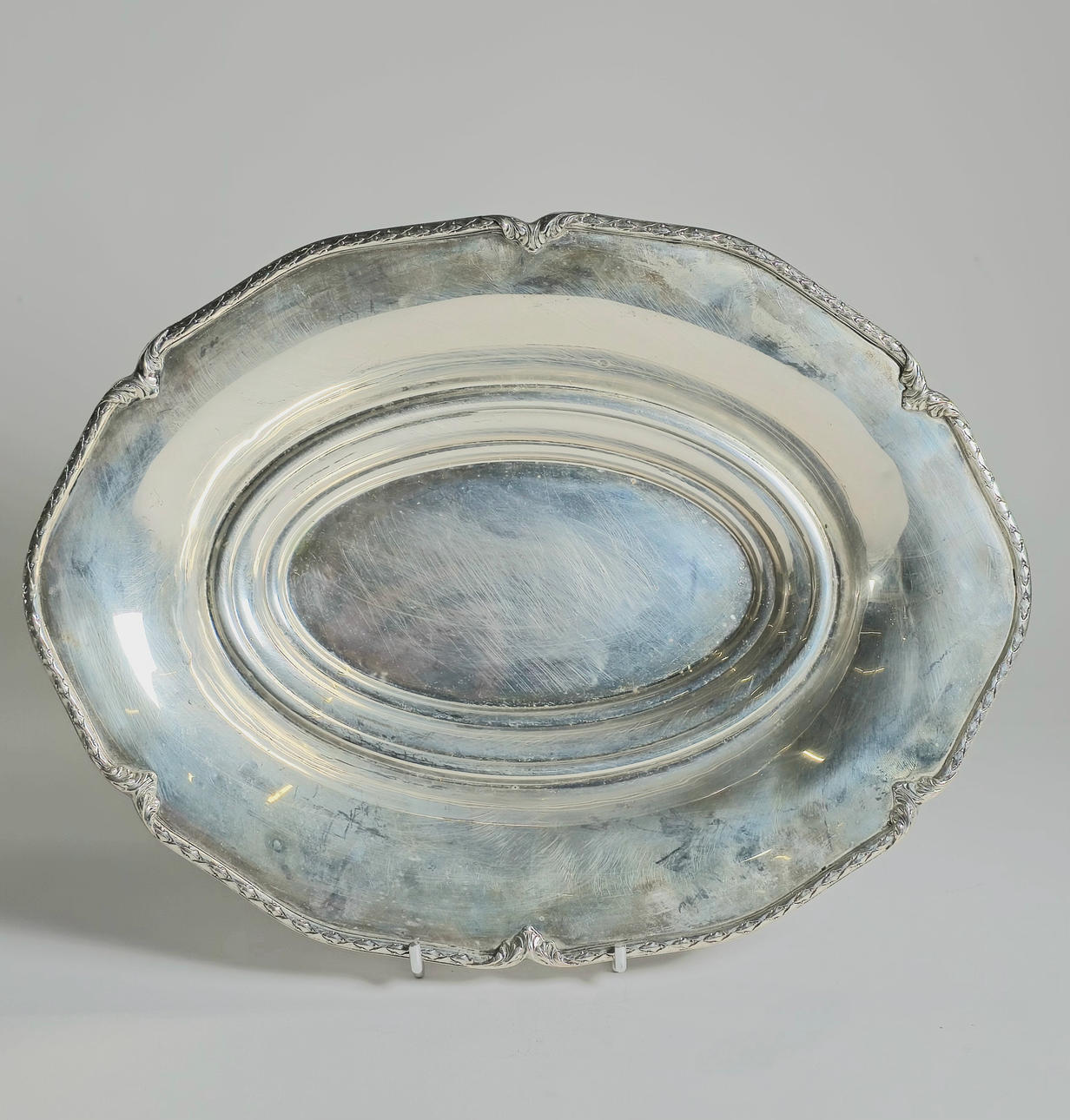 CENTER TABLE IN PUNCHED SILVER WITH VEGETABLE PERIMETER DECORATION.