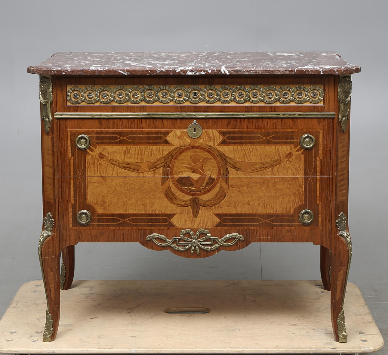 BYRÅ, rokokostil, så kallad Haupt byrå, 1900-tal.