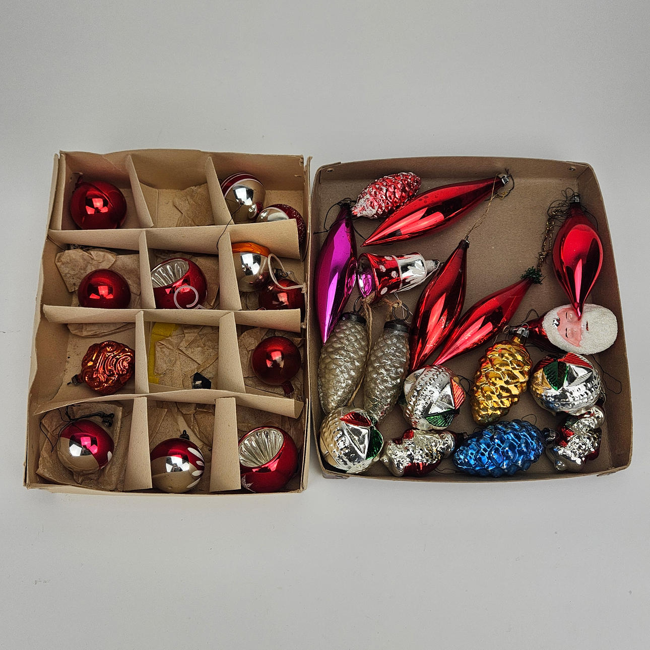 Ein Stapel Weihnachtskugeln, 20. Jahrhundert.