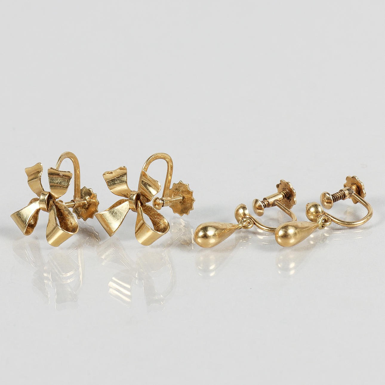 PENDIENTES 2 pares de oro de 18 quilates.