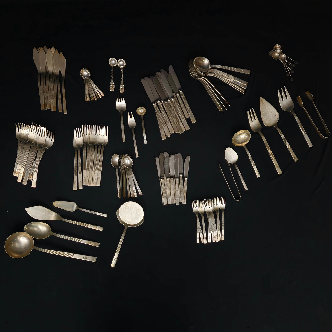 12-SERVE CUTLERY SET IN PUNCHED SILVER WITH INITIALS.
