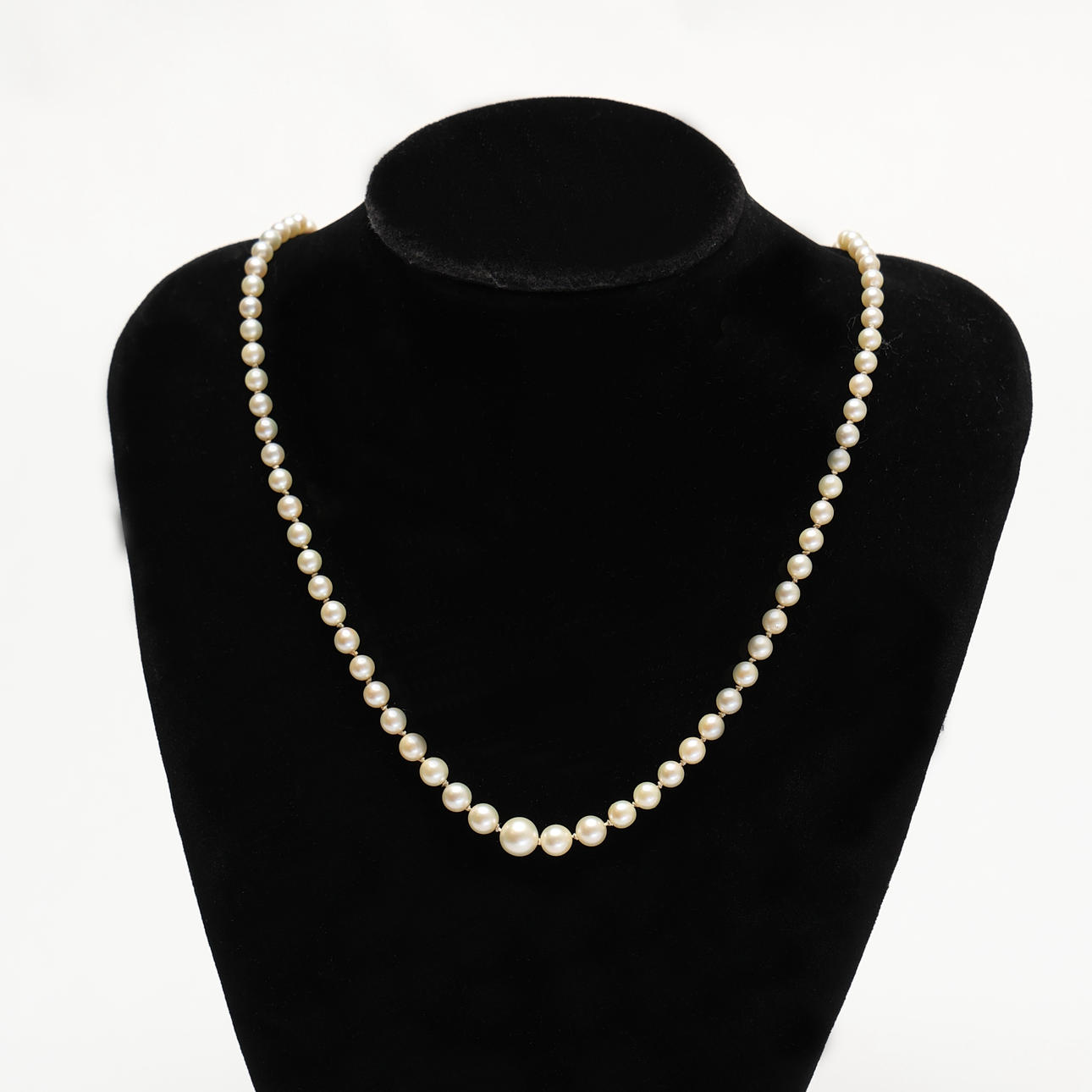 PERLE HALSKÆDE. Med sølvspænde.