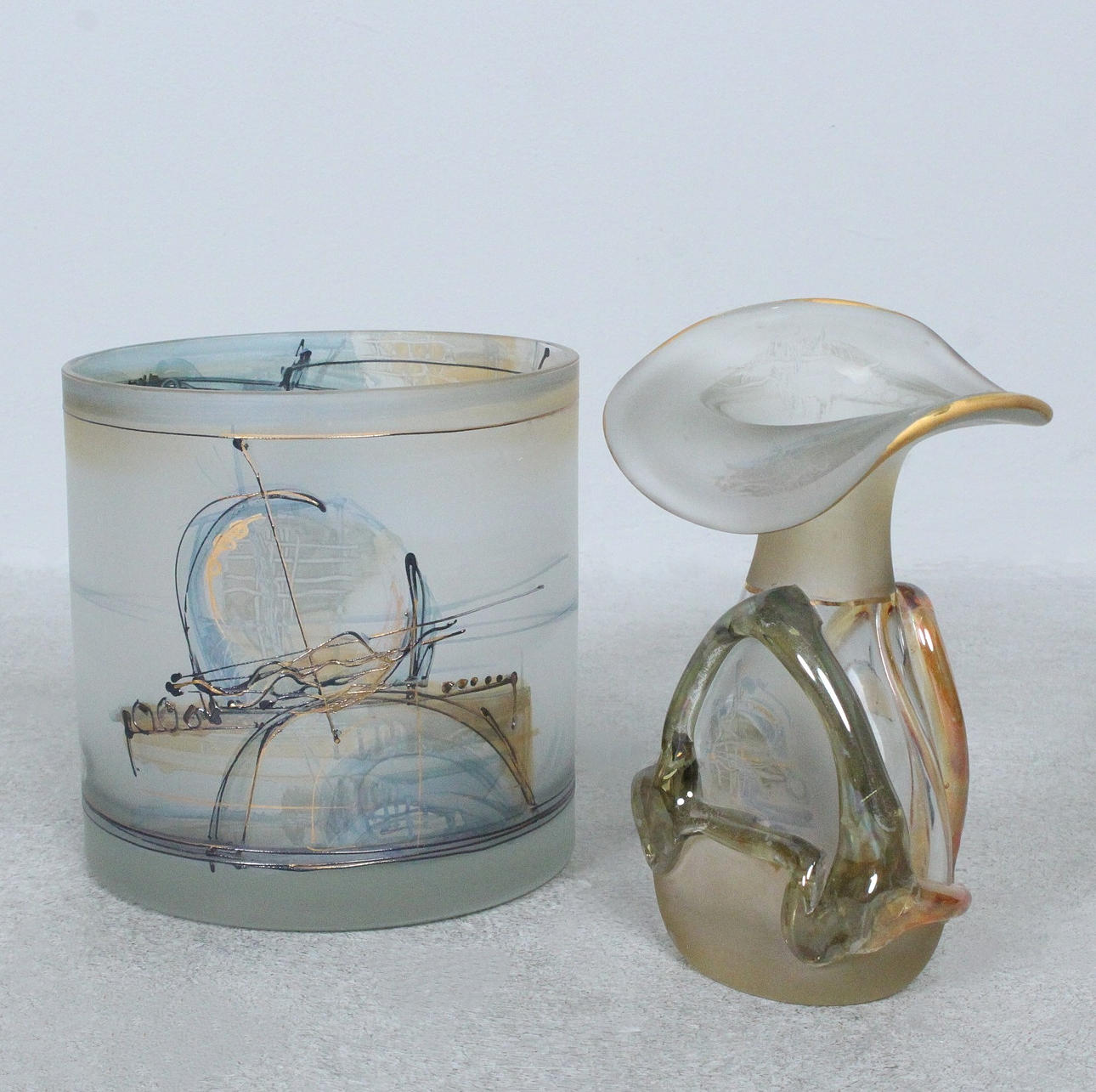 Kaksi lasimaljakkoa.