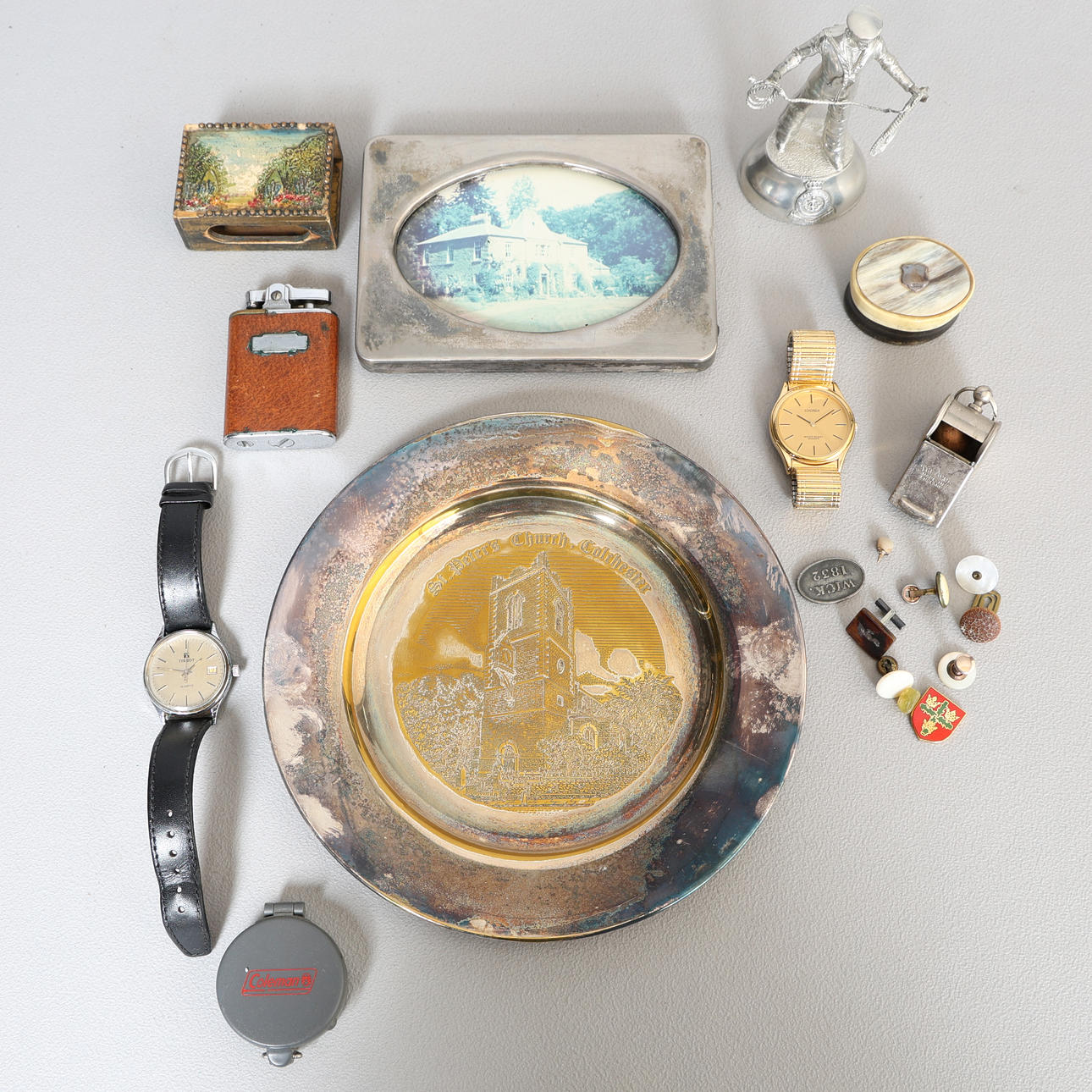 EN SAMLING AV OLIKA KONSTVERK (ANTAL).