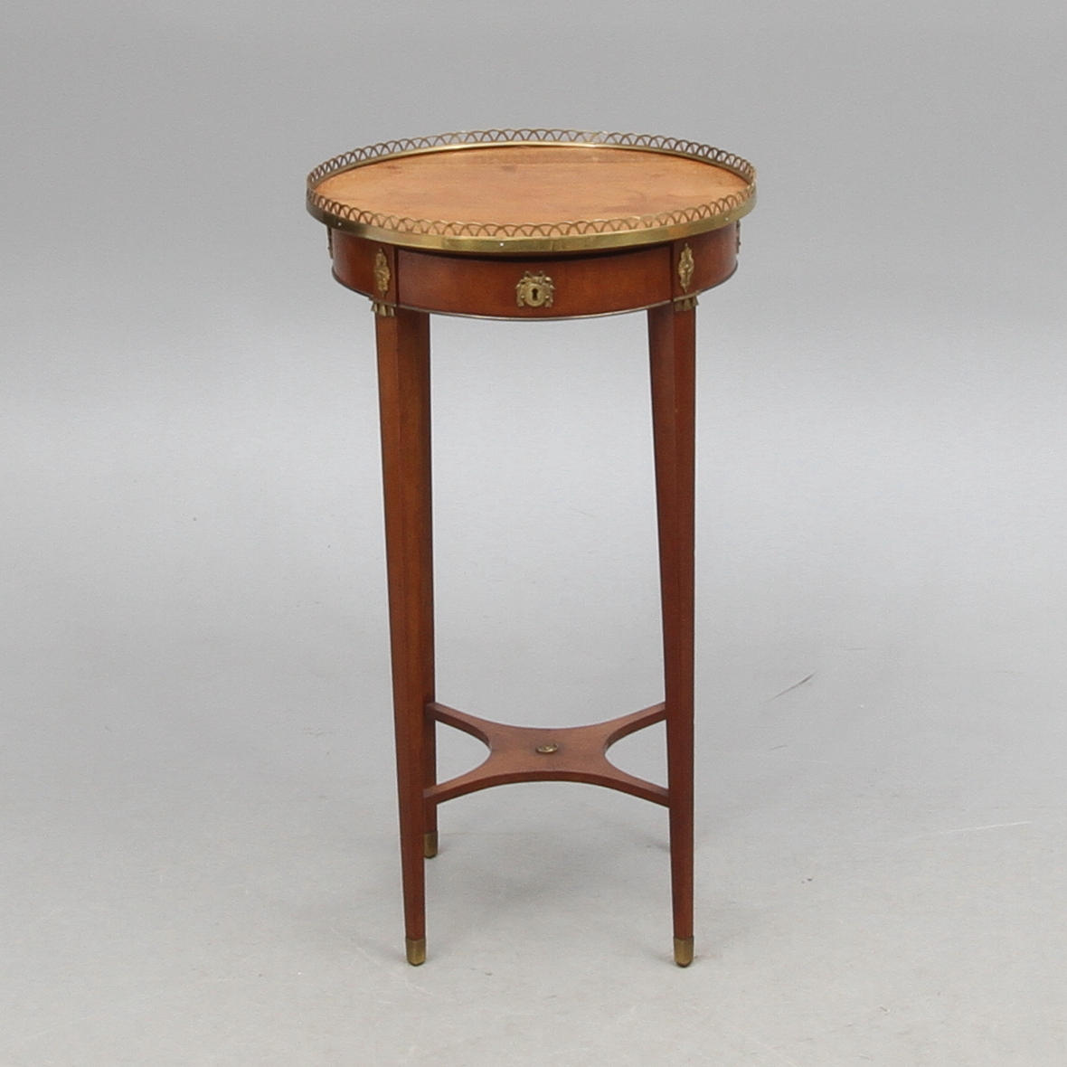 BORD med gallerkant, gustaviansk stil, 1900-tal.