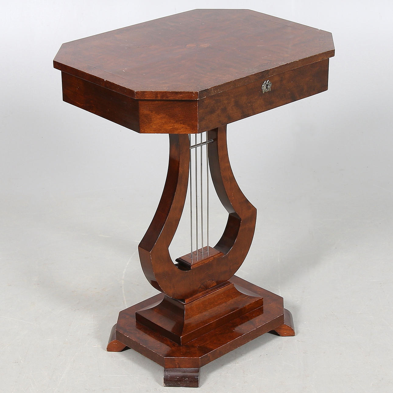 LYRBORD, betsad björk/masurbjök, 1900-talets första halva.