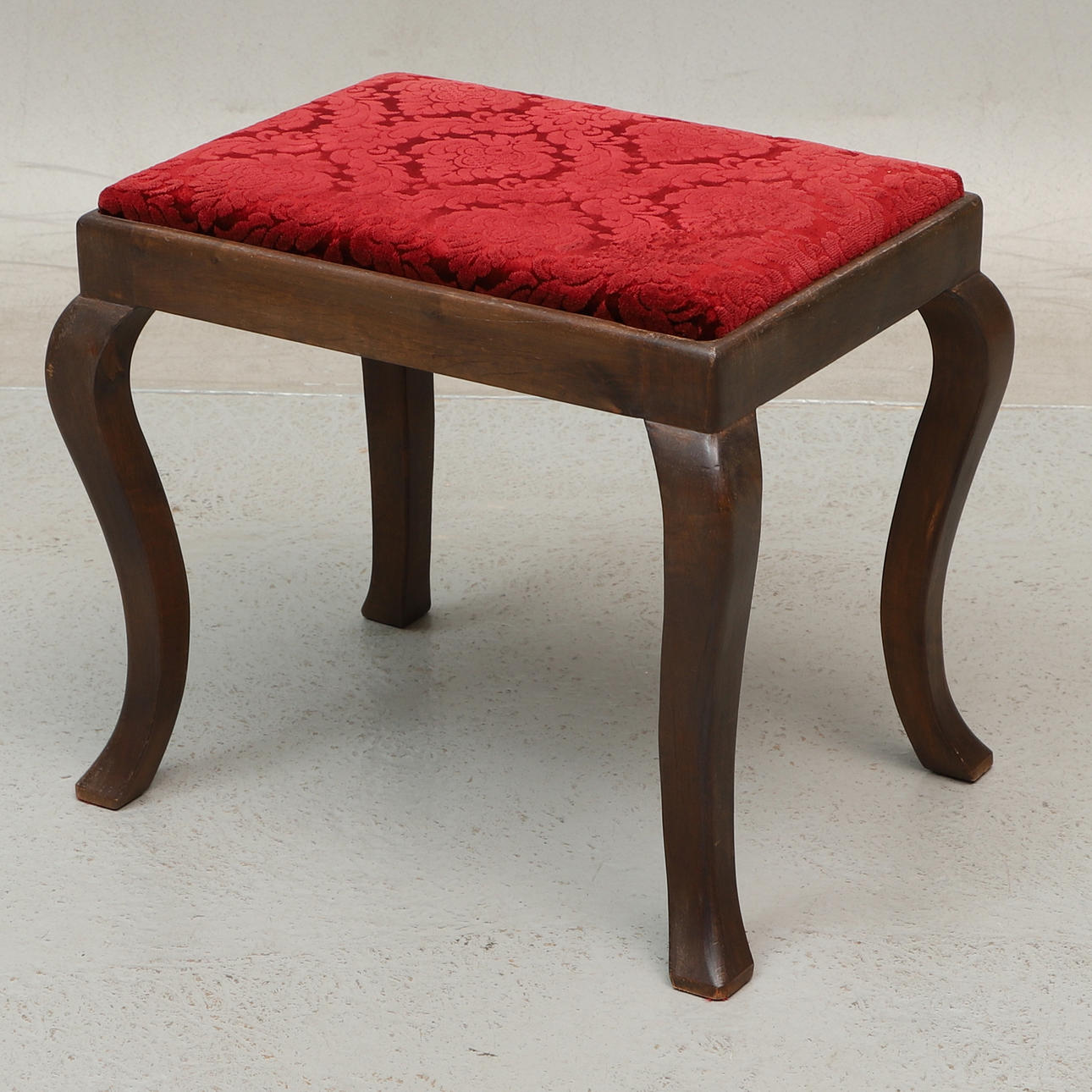 Taburete textil y de madera, estilo rococó, del siglo XX.