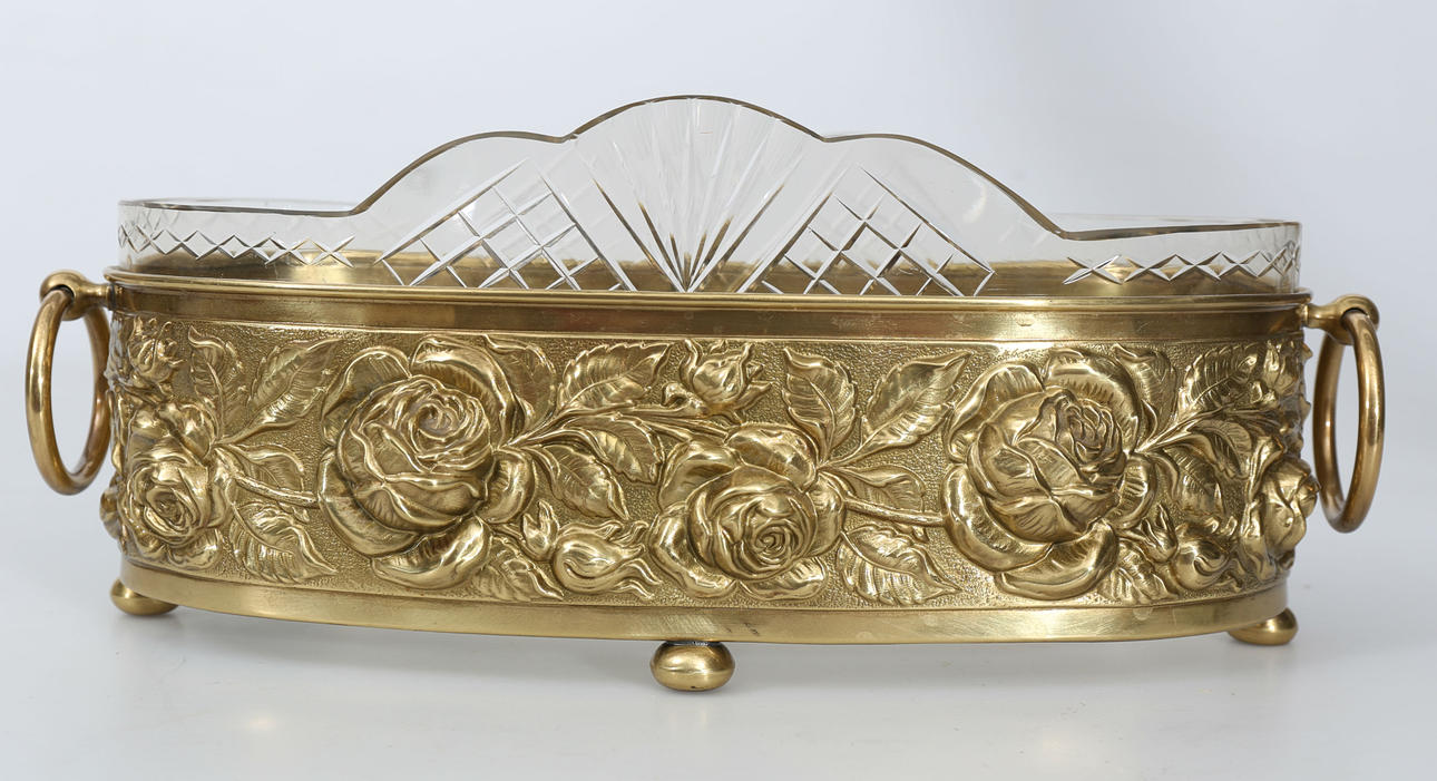 JARDINIÈRE MED GLASINSATS, gulmetall, 1900-talets första hälft.