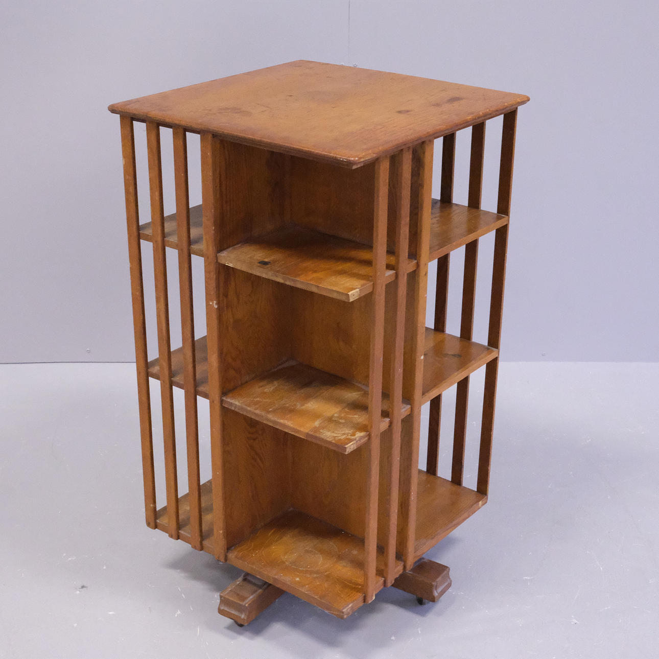 20TH CENTURY BEECH SPINNING WHEEL.