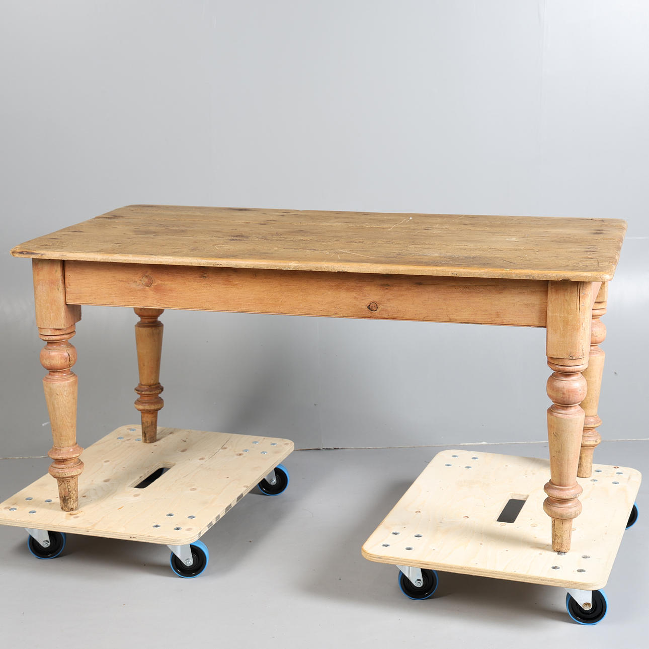 ETT VIKTORIANSK FURU KÖKSBORD.