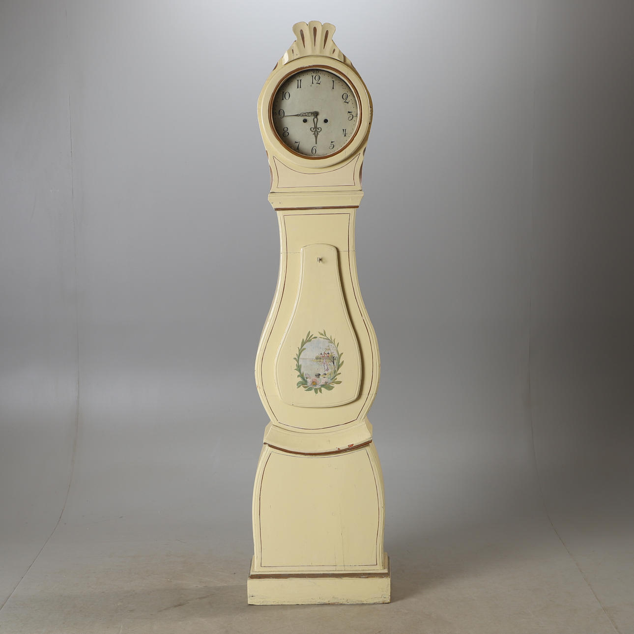 Eine bemalte Standuhr aus dem 19. Jahrhundert.