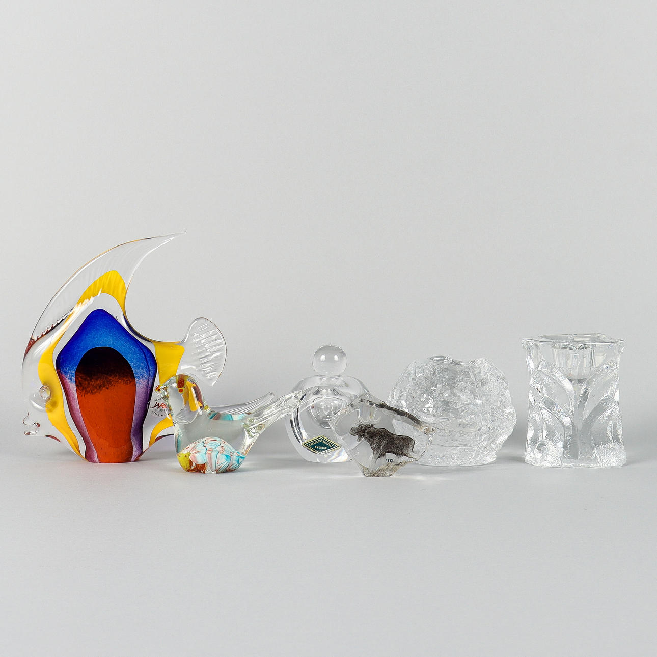 LJUSSTAKAR OCH FIGURINER i glas.