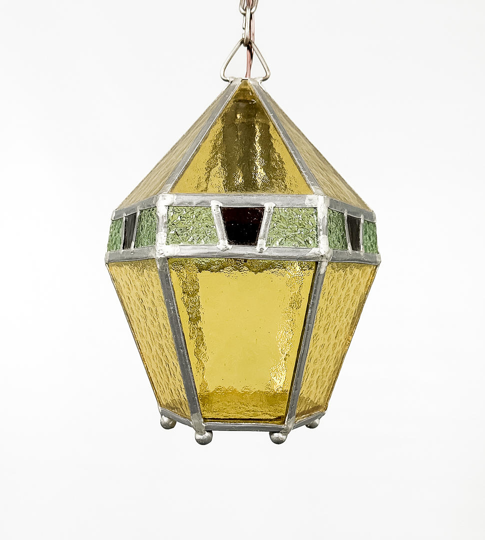 Eine Buntglas-Deckenlampe aus dem 20. Jahrhundert.