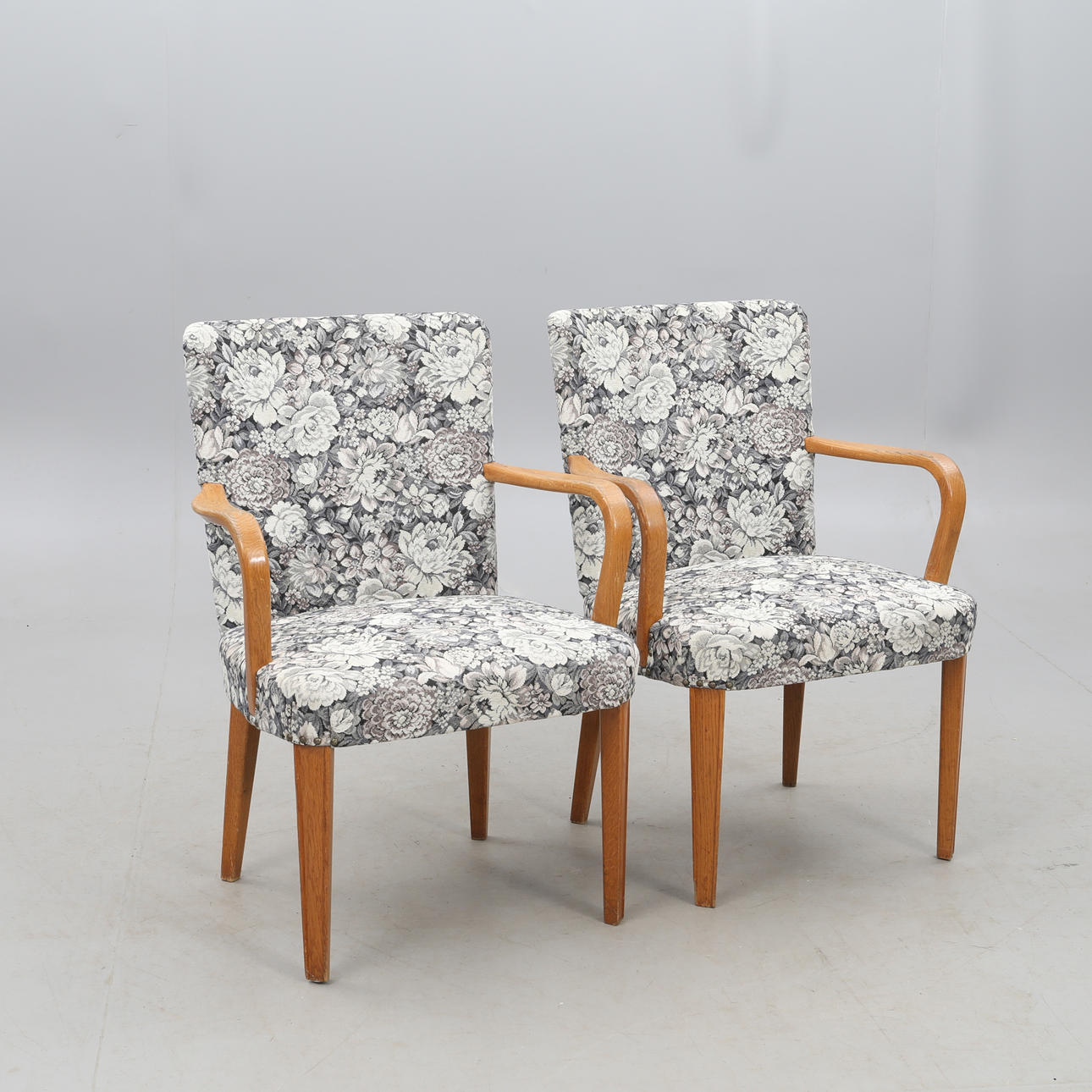 KARMSTOLAR/FÅTÖLJER, ett par.