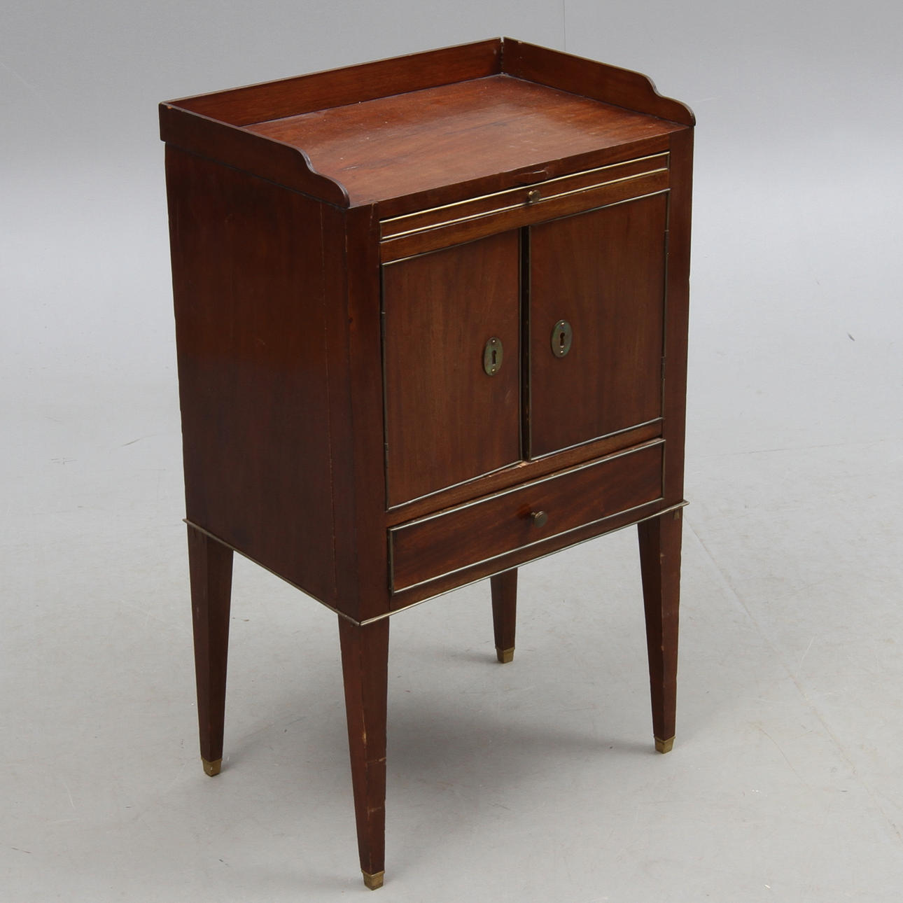 POTTSKÅP, sengustavianskt, 1800-tal.