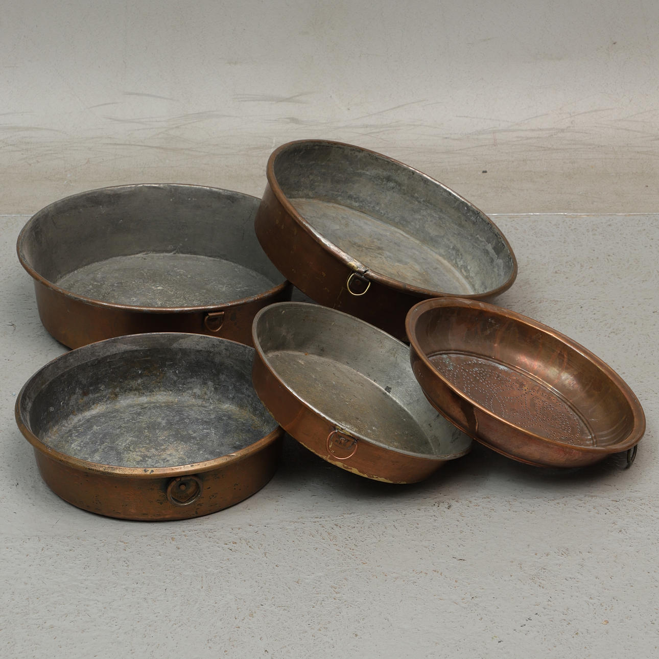 COPPER OBJECTS, 5 pcs. moulds and strainers, 1800/20th century.