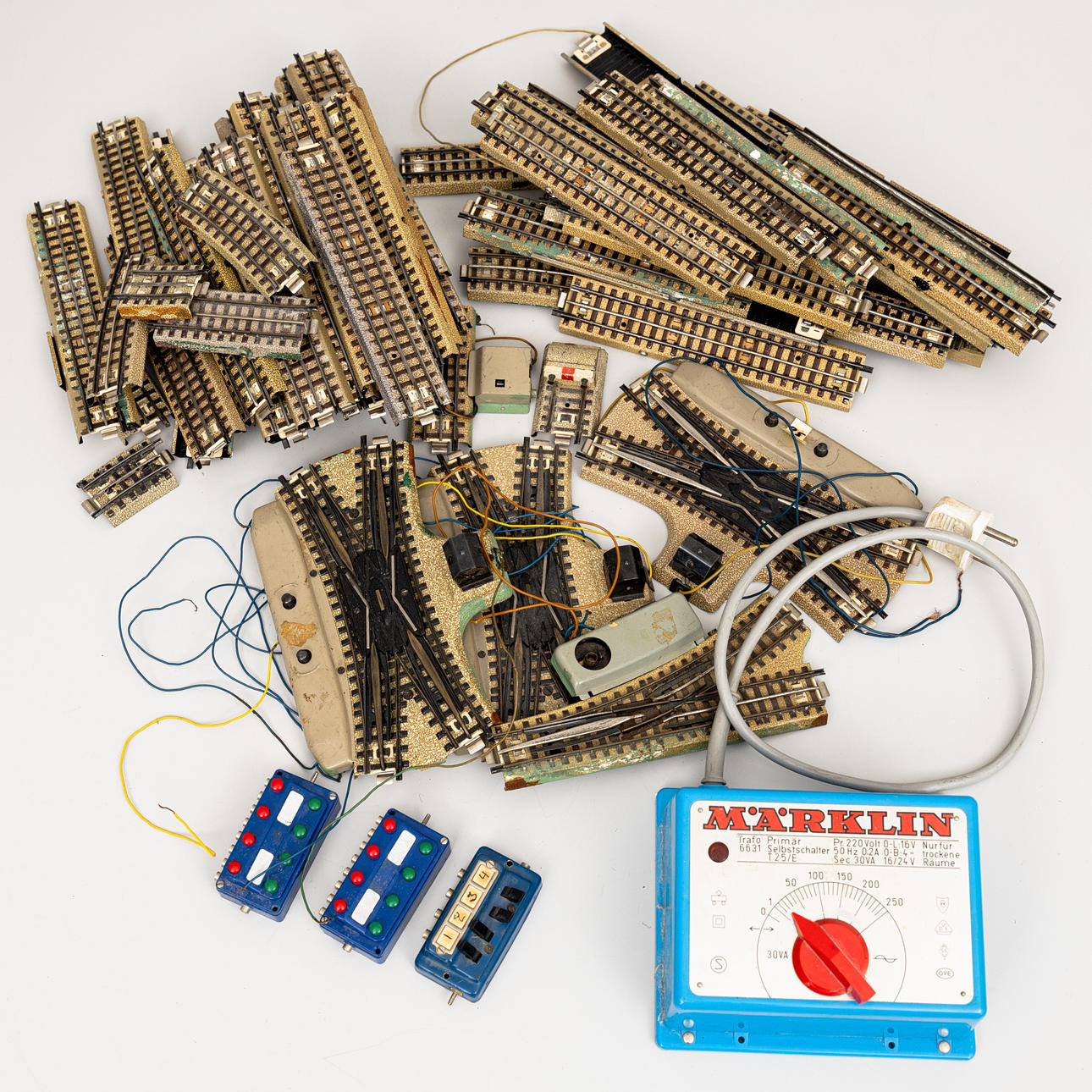 MÄRKLIN M-skinne med solid central leder, ca. 80 stk., inkl. 3 elektriske krydsafbrydere, transformer.