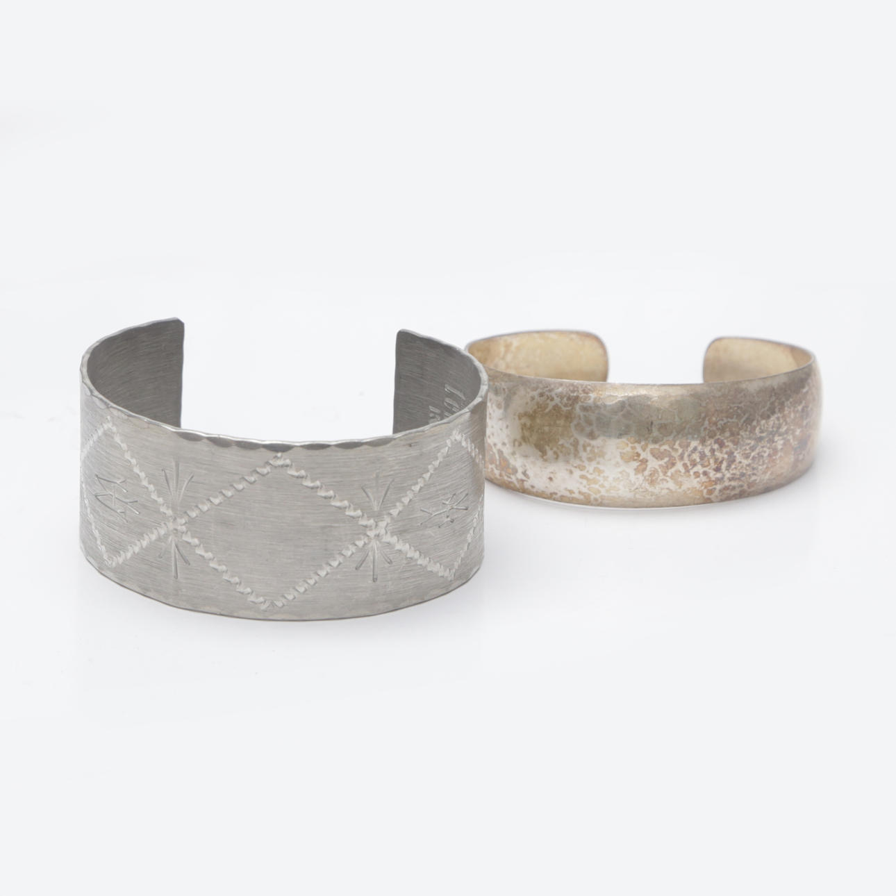 Ein Paar Armbänder aus Silber und Zinn.