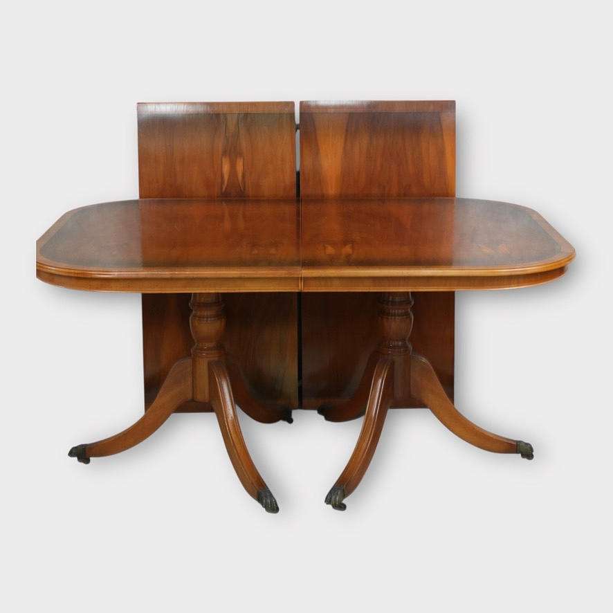 Mesa de comedor, caoba, estilo inglés. Siglo XX.