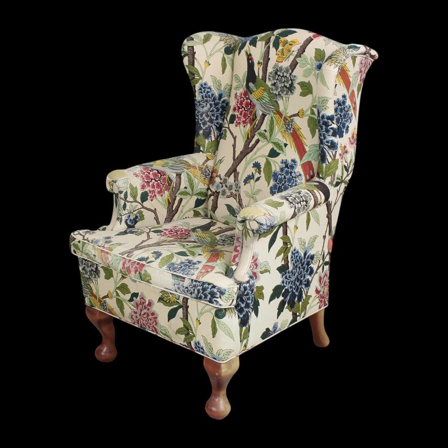 Sillón, modelo earlobe. Tapizado con tela Hydrangea Bird. (NO).