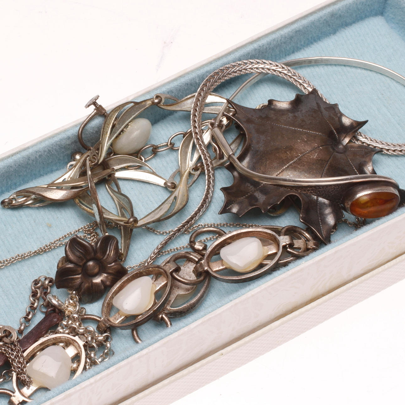 BIJOUTERIER, bl.a. silver, 1900-tal.