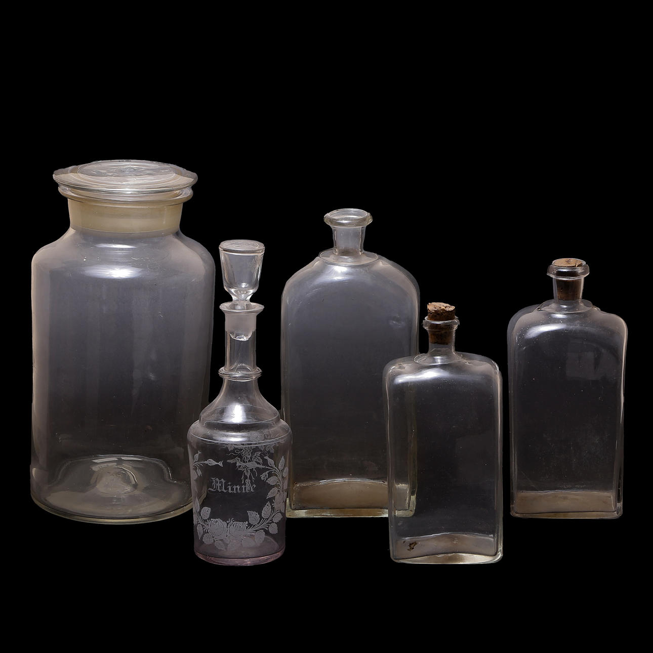 4 FLASCHEN, 1 GLASGEFÄSS, 19. JAHRHUNDERT.