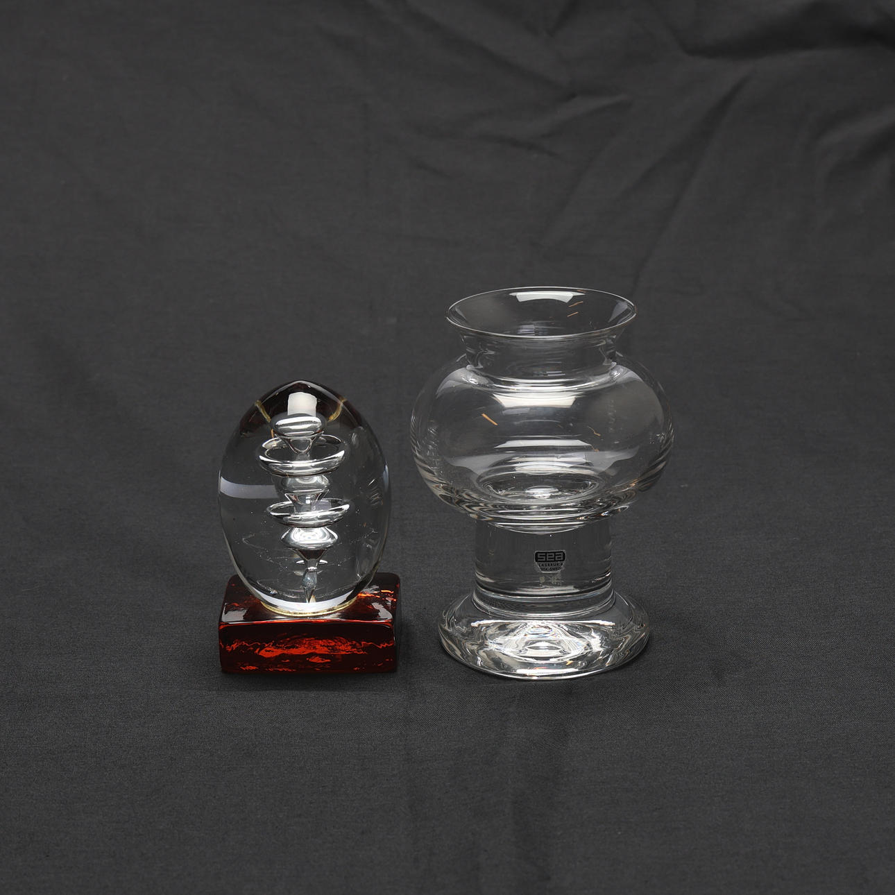 SKULPTUR UND LICHTLATERNE. Glas.