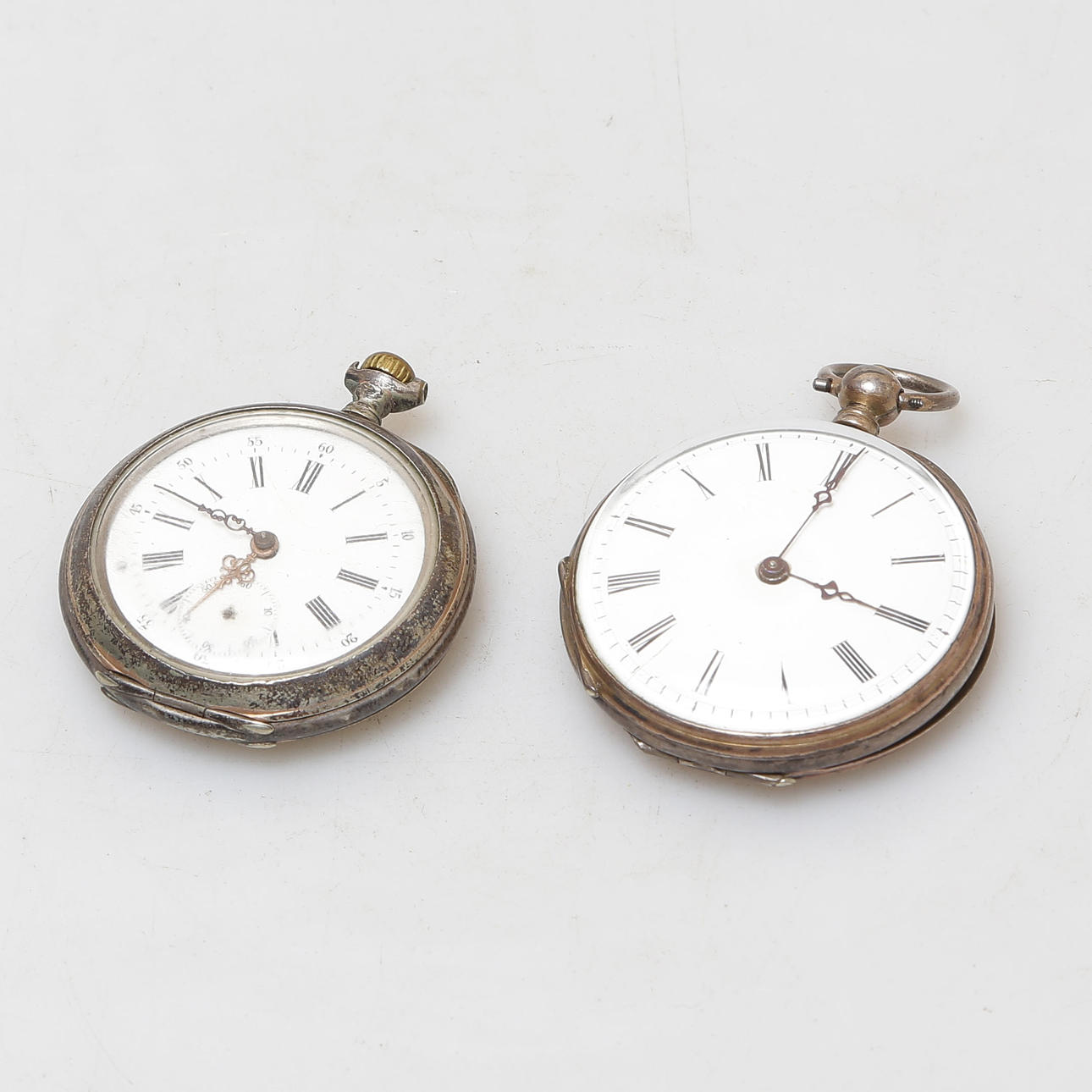 TASKUKELLO. 2 ISOÄITIKELLO, AVAIMENPERÄ ”GENEVE”, HOPEA 800.